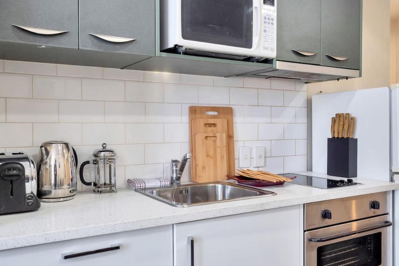 Urban Deco Apartment On Queen Street オークランド エクステリア 写真