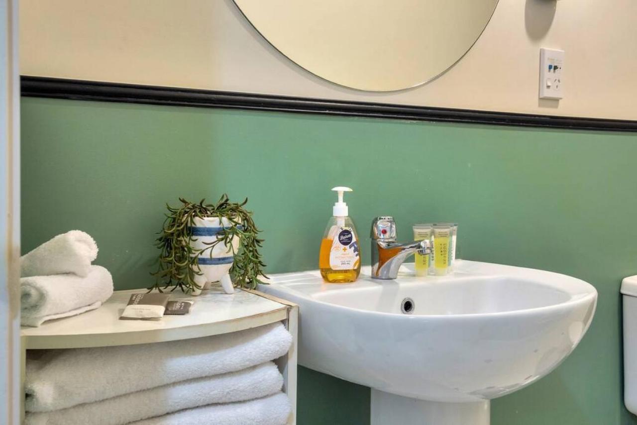 Urban Deco Apartment On Queen Street オークランド エクステリア 写真